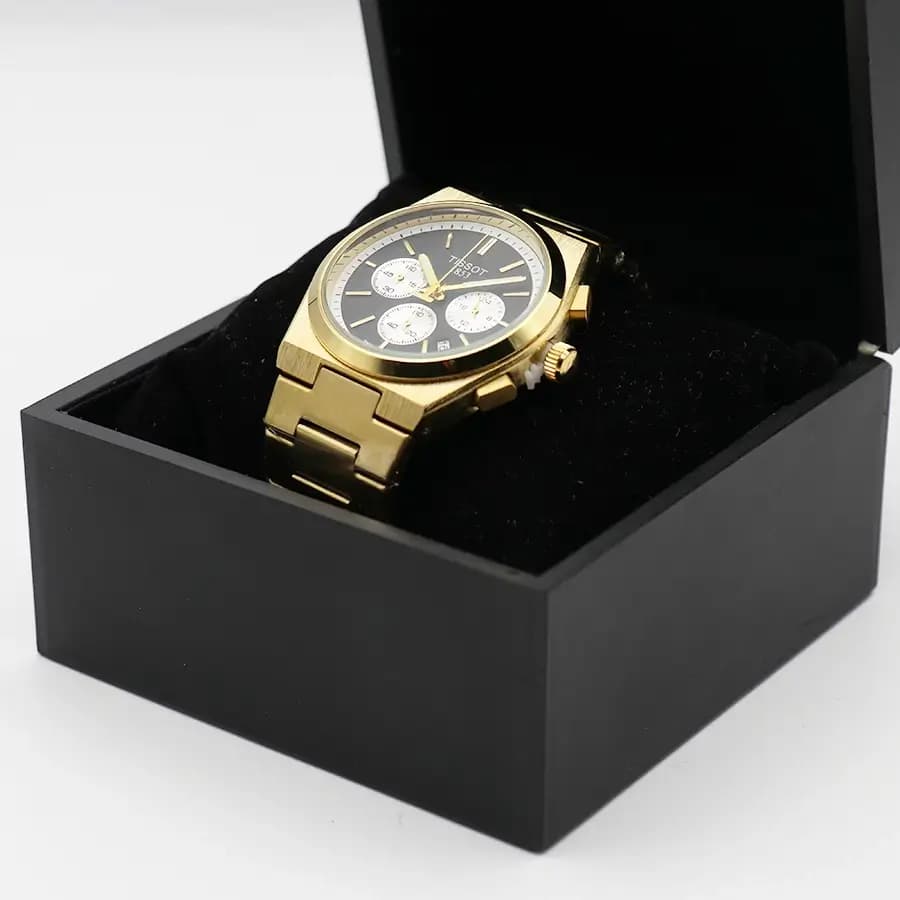 ساعت مردانه TISSOT طلایی، صفحه مشکی کرنوگراف، بند استیل طلایی، قاب چندضلعی، نمایش تاریخ، موتور کوارتز و قفل پروانهای مدل T137410A — تصویر ۹