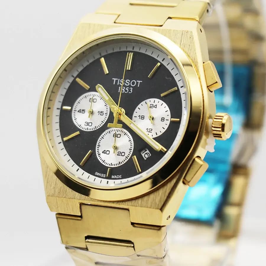 ساعت مردانه TISSOT طلایی، صفحه مشکی کرنوگراف، بند استیل طلایی، قاب چندضلعی، نمایش تاریخ، موتور کوارتز و قفل پروانهای مدل T137410A — تصویر ۵