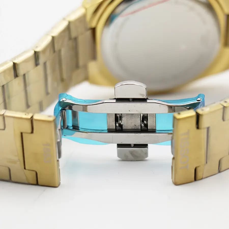 ساعت مردانه TISSOT طلایی، صفحه مشکی کرنوگراف، بند استیل طلایی، قاب چندضلعی، نمایش تاریخ، موتور کوارتز و قفل پروانهای مدل T137410A — تصویر ۷