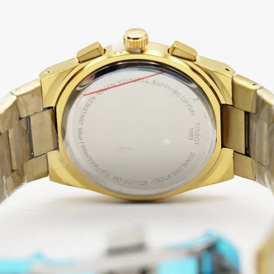ساعت مردانه TISSOT طلایی، صفحه مشکی کرنوگراف، بند استیل طلایی، قاب چندضلعی، نمایش تاریخ، موتور کوارتز و قفل پروانهای مدل T137410A — تصویر ۶
