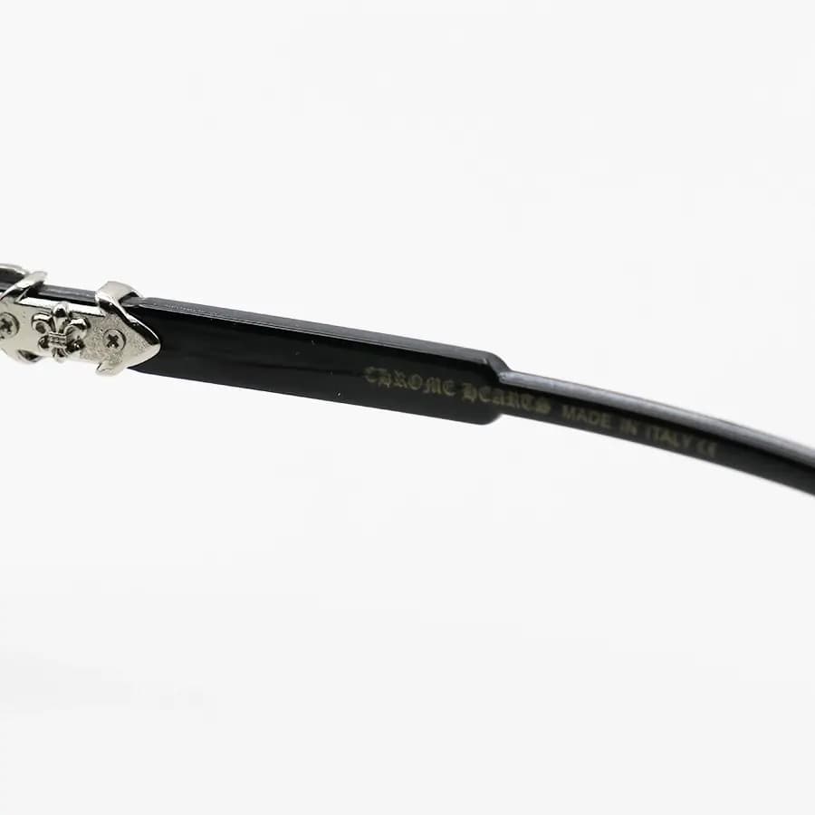 عینک برند Chrome Hearts با فریم کلاب مستر، رنگ مشکی و نقرهای، دسته سیمدار و لنز بلوکات مدل 8010 — تصویر ۸