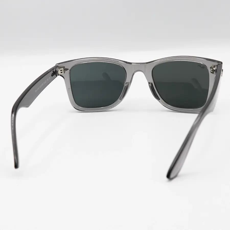 عینک آفتابی Ray-Ban با فریم شکل ویفرر، رنگ طوسی براق، لنز جنس شیشه و دودی تیره مدل RB4340 — تصویر ۳