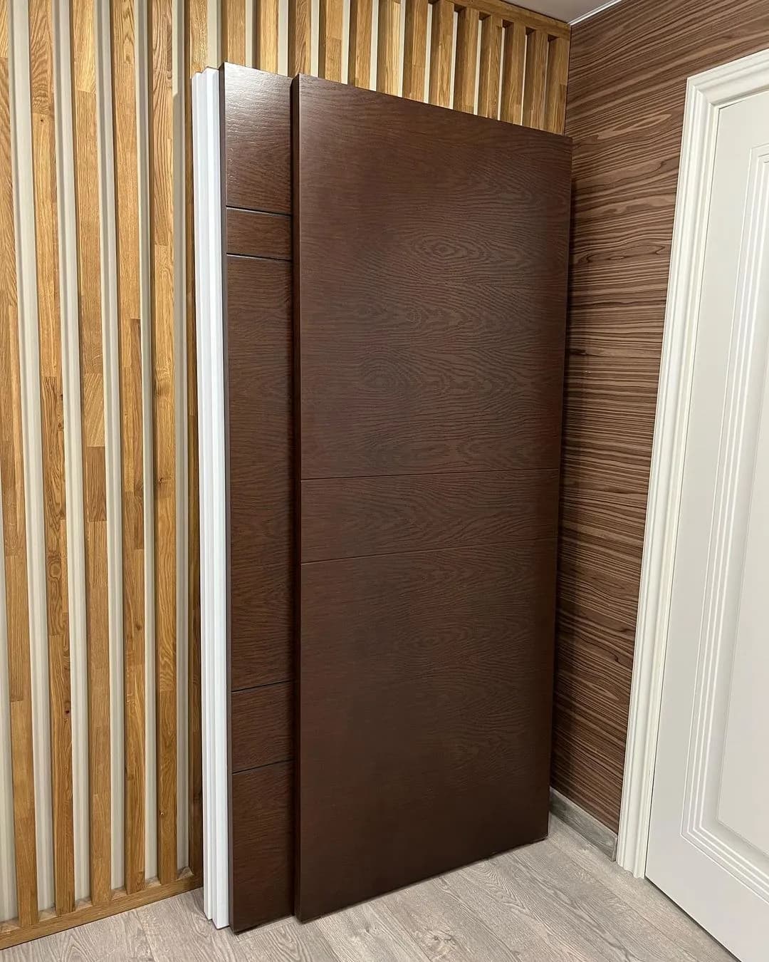 درب مخفی مدرن با پنل چوبی تیره و طراحی دیوارکوب اسلیتدار کد 30571 — تصویر ۶