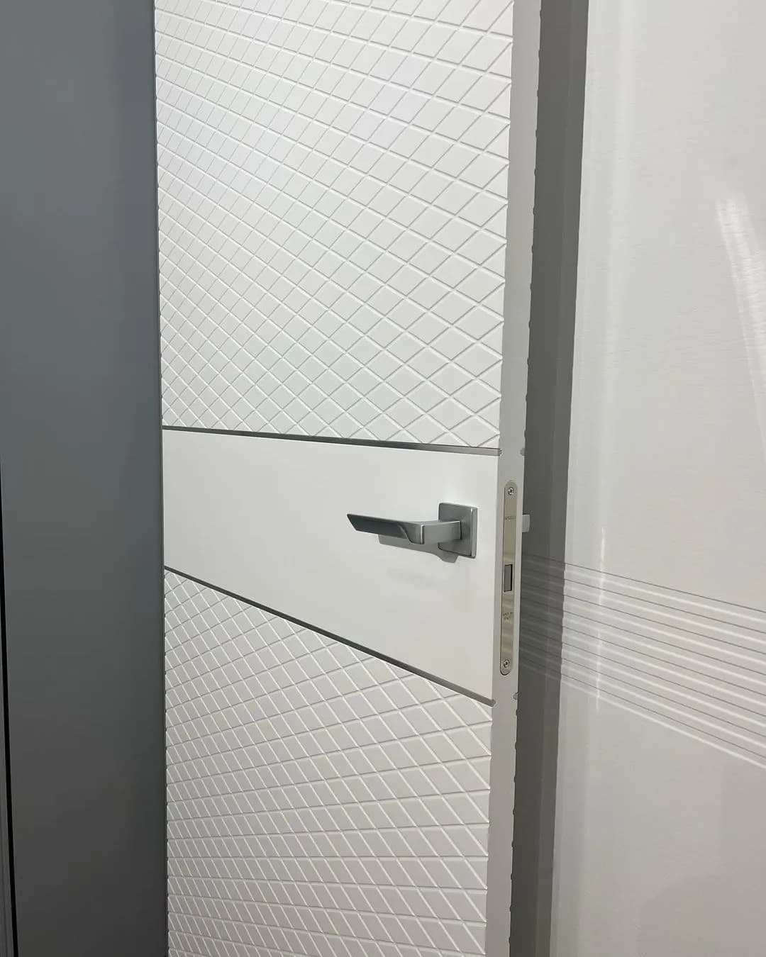 درب مدرن سفید مدل اسکاندیناوی با طرح افقی کد 30328 — تصویر ۷