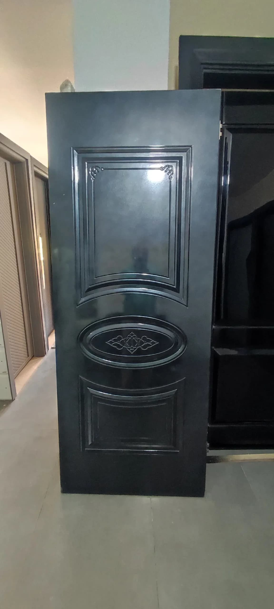 درب مشکی کلاسیک با قاب بیضی و نقش برجسته کد 30256 — تصویر ۲