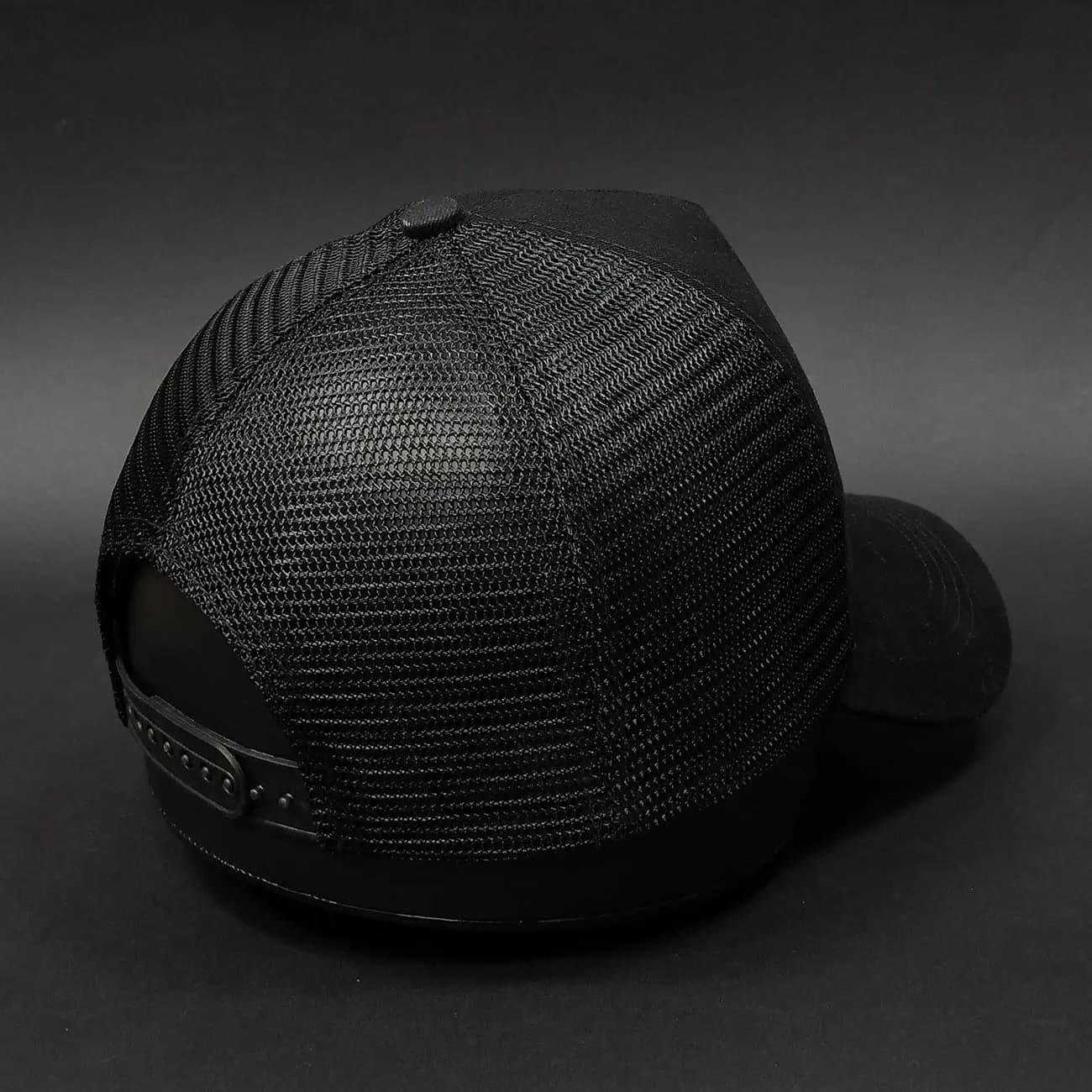 کلاه بیسبالی تاجدار پشت توری Chrome Hearts اِلمان لوگو و تکست | کلاه تراکر استریتلوکس با طراحی خاص و هویت گرافیکی برند — تصویر ۳