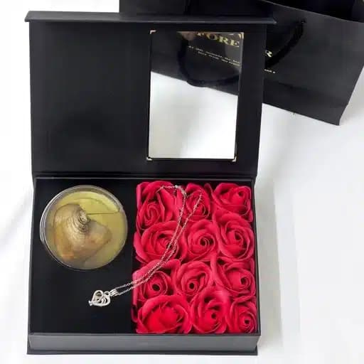 گردنبند زنانه مدل مروارید عشق به همراه باکس گل کد (8102) — تصویر ۴