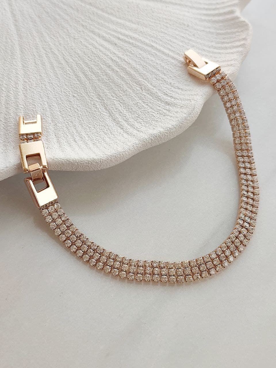 دستبند مارک ژوپینگ نگیندار سه ردیفه طول 19 میلیمتر پهنای 6 میلیمتر کیفیت عالی رنگ ثابت کد 1216907