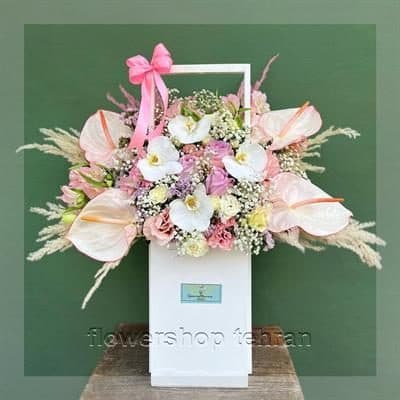 باکس گل نوزاد شیک و جمعوجور برای سورپرایز در محل کار یا خانه