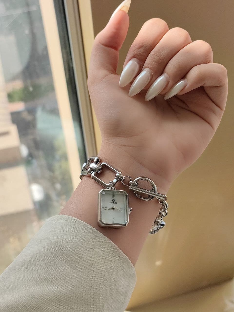ساعت زنانه قفل تی مارک coral رنگ ثابت با طراحی شیک و زنجیر حلقه ای کیفیت عالی بند استیل دارای رنگبندی متنوع کد 1923634 — تصویر ۳