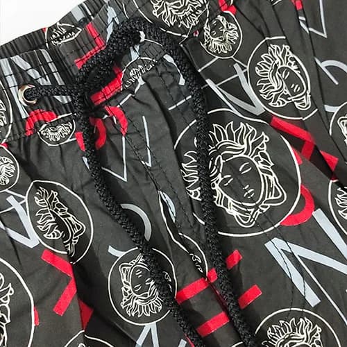 شلوارک راحتی مردانه کتان وارداتی طرح ورساچ Versace مشکی — تصویر ۵