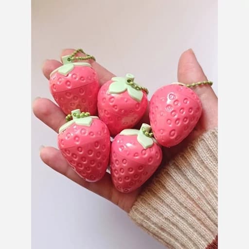رژ لب توت فرنگی آویز دار کیوت فانتزی پینترستی بوی پاستیلی توت فرنگی دست کلید دار صورتی بالم قرمز آویز کیف جاسویچی — تصویر ۵