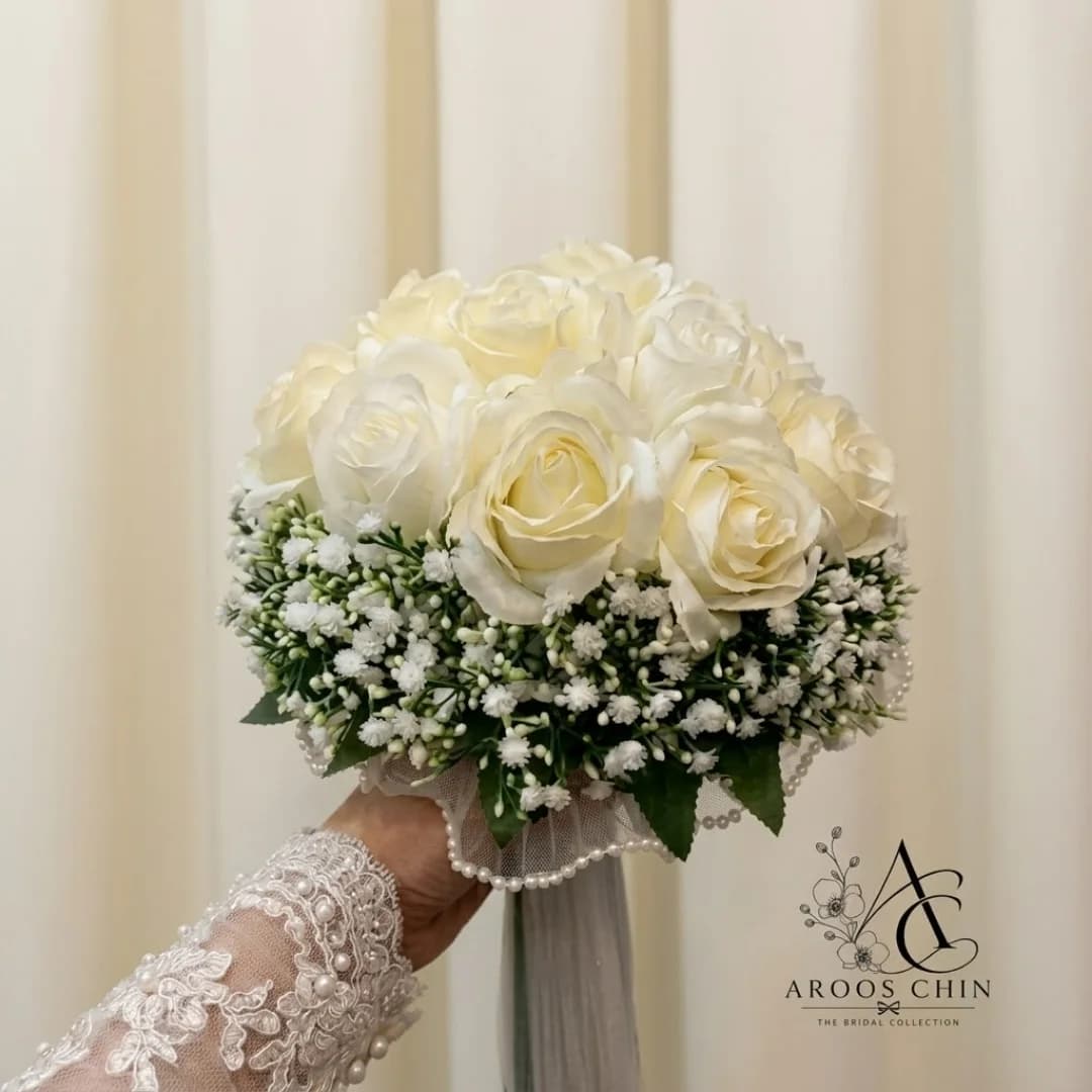 دسته گل رز عروس با ژیپسوفیلا و تور لبه مرواریدی — تصویر ۲