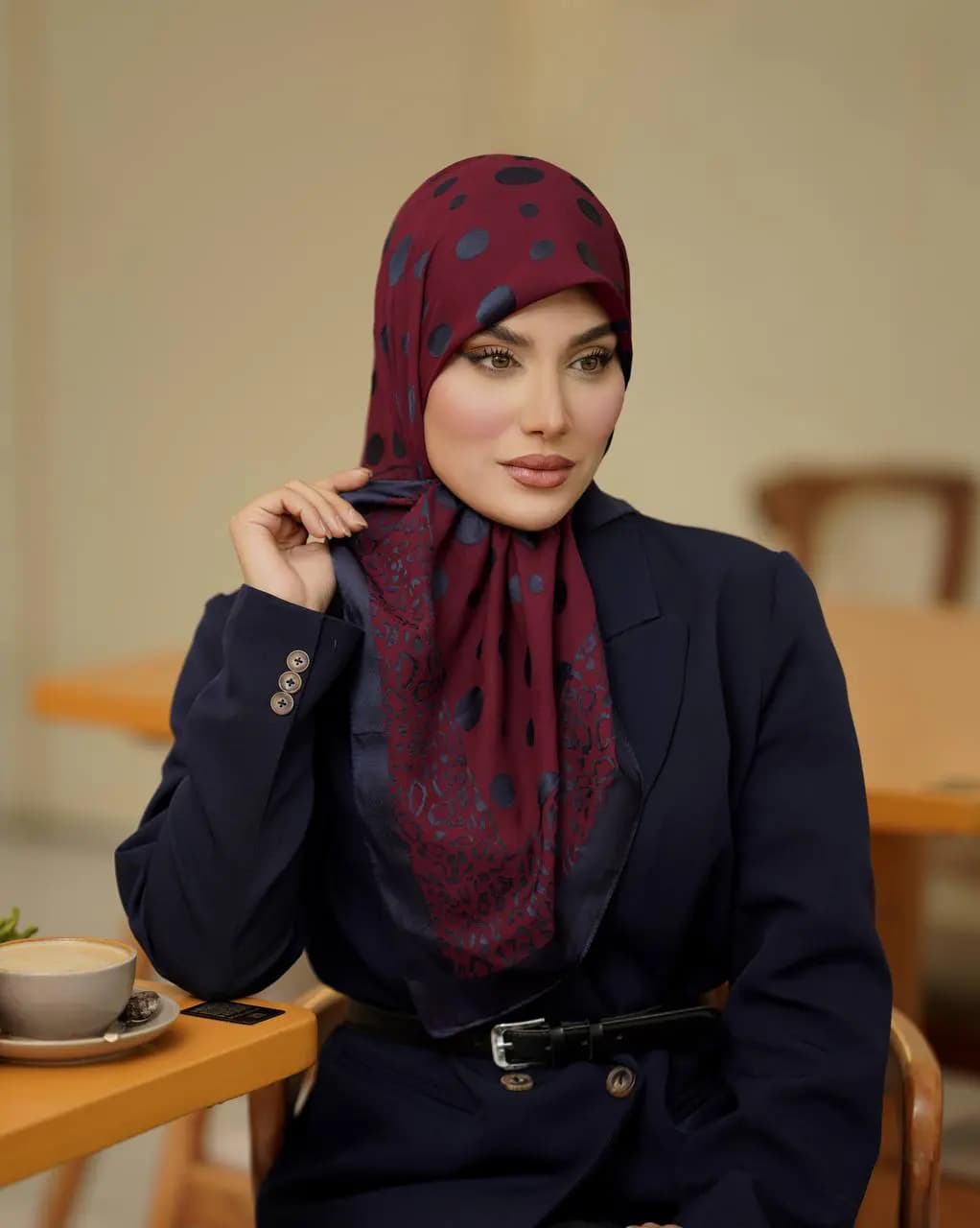 روسری ابریشم دووره سایز 90 چهارفصل کد 399 — تصویر ۳