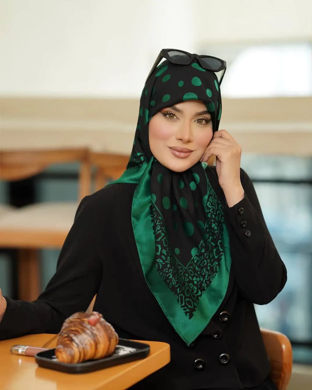 روسری ابریشم دووره سایز 90 چهارفصل کد 399 — تصویر ۵