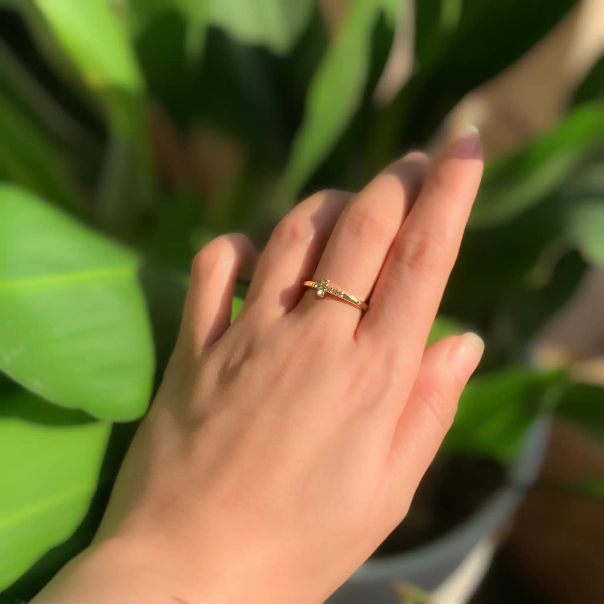 انگشتر صلیب نگیندار (Pave Cross Stud Ring) — تصویر ۲