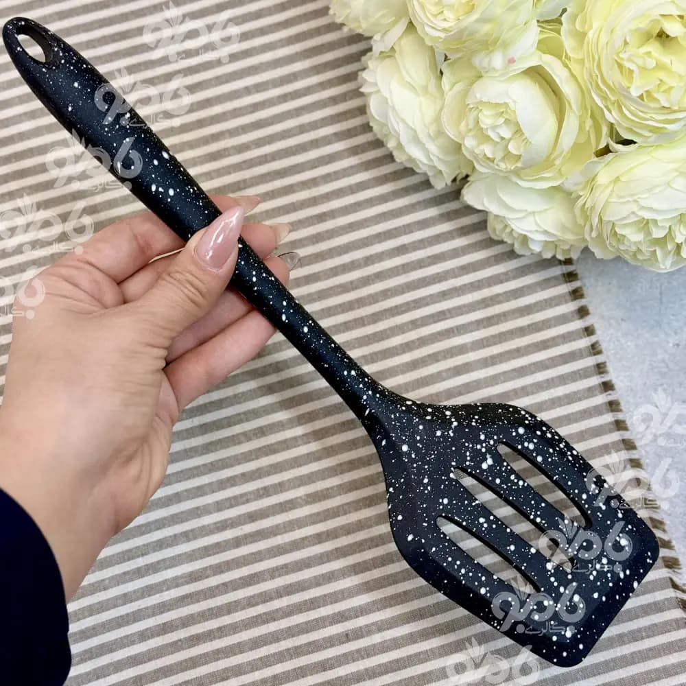 کفگیر سوراخ دارخال خال ساده مشکی Z4