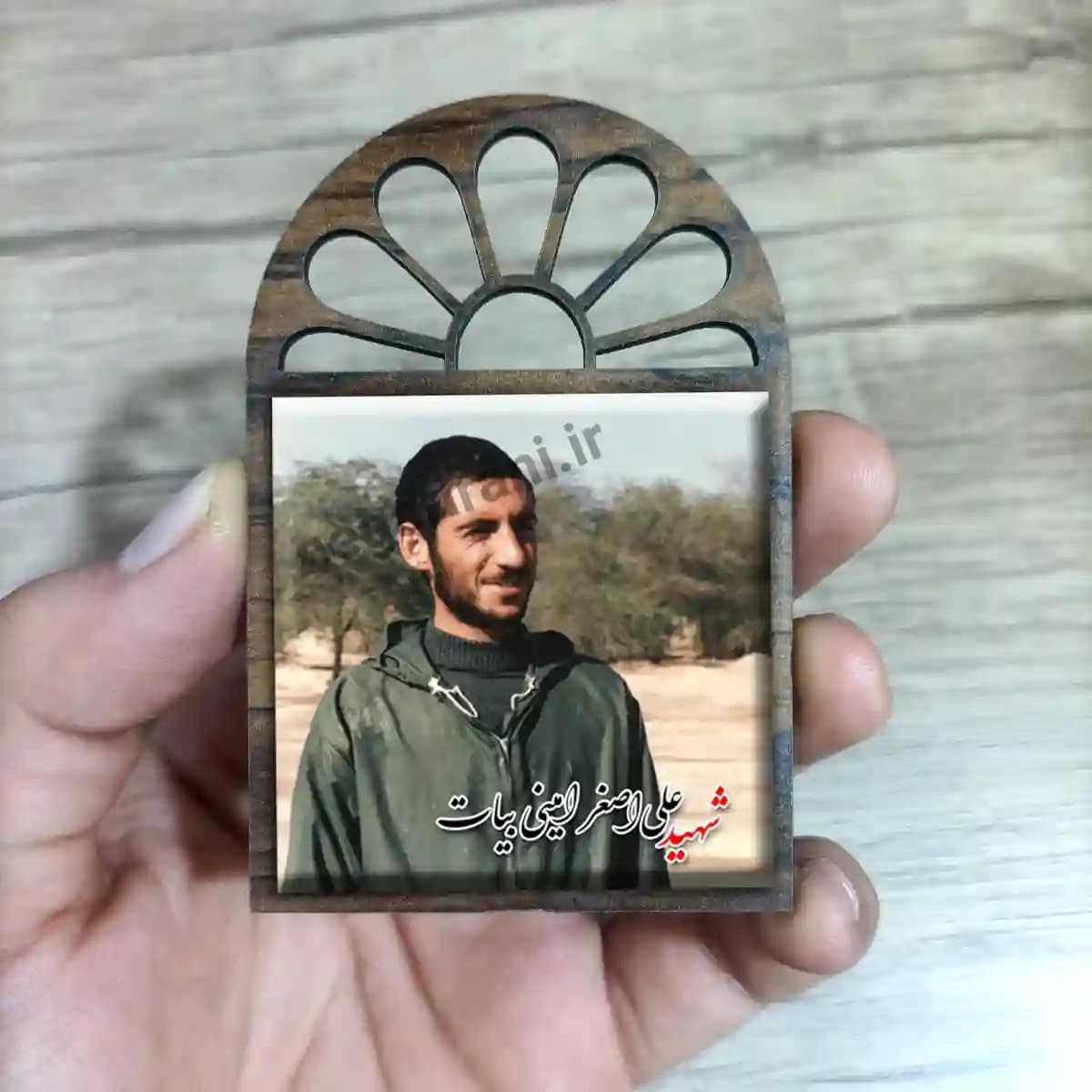 تندیس کاشی پنجره ای شهید علی اصغر امینی بیات مدل 2Z71 — تصویر ۳