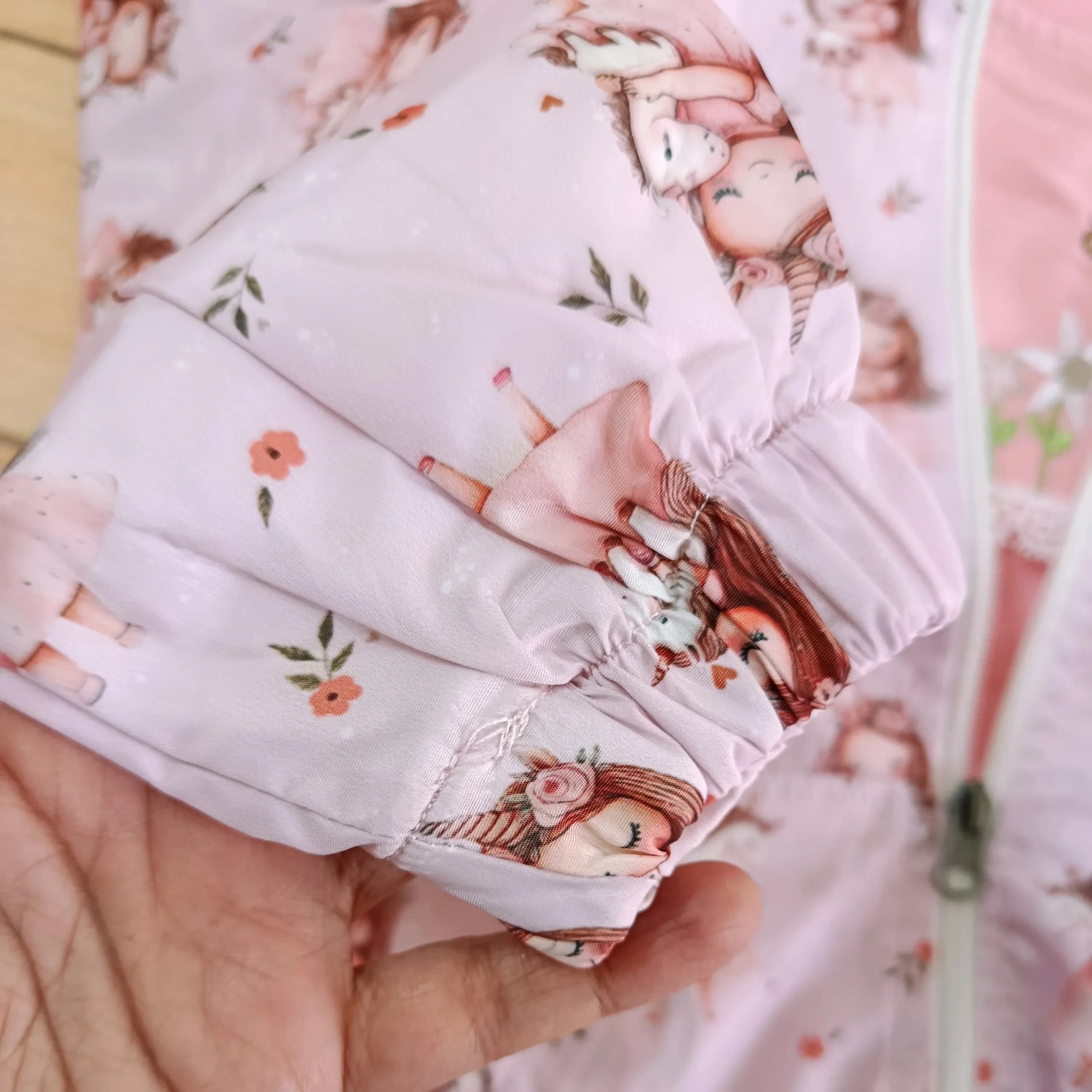 سویشرت بارانی دخترانه طرح دخترک صورتی آستر کشی سایز 1 تا 4 — تصویر ۴