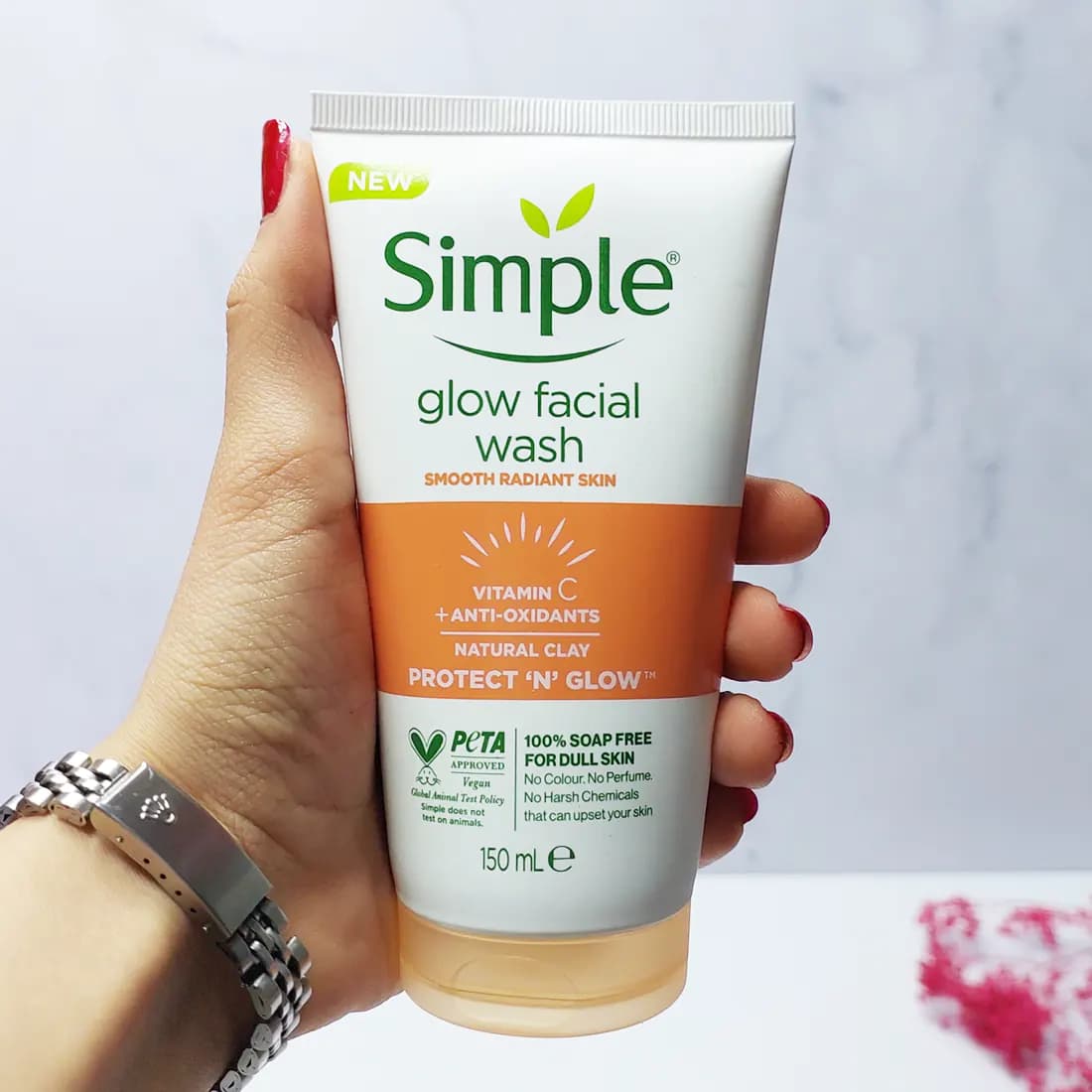 ژل شستشو صورت ویتامین C سیمپل مدل Glow حجم 150میلی لیتر