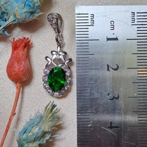 گردنبند یا گردن آویز نقره نگین سبز عیار 925 آقابزرگ کد Med22 — تصویر ۲