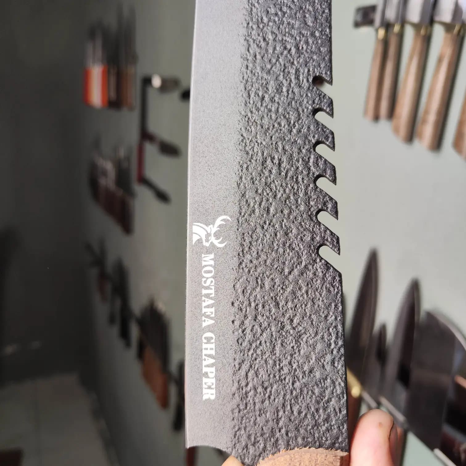 چاقو چاپر رنگ کوره مصطفی (تیغه فولاد یک تکه 80CRV2) با دسته چوب جنگلی + غلاف چرمی — تصویر ۶