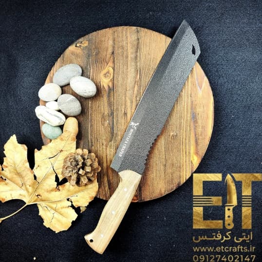 چاقو چاپر رنگ کوره مصطفی (تیغه فولاد یک تکه 80CRV2) با دسته چوب جنگلی + غلاف چرمی — تصویر ۳