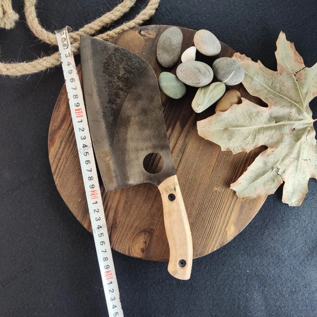 ساطور فولاد سعید بیات طرح صربستانی سوراخدار یکتکه دست ساز زنجان | تیغه فولاد 80CRV2 و دسته چوب جنگلی — تصویر ۳