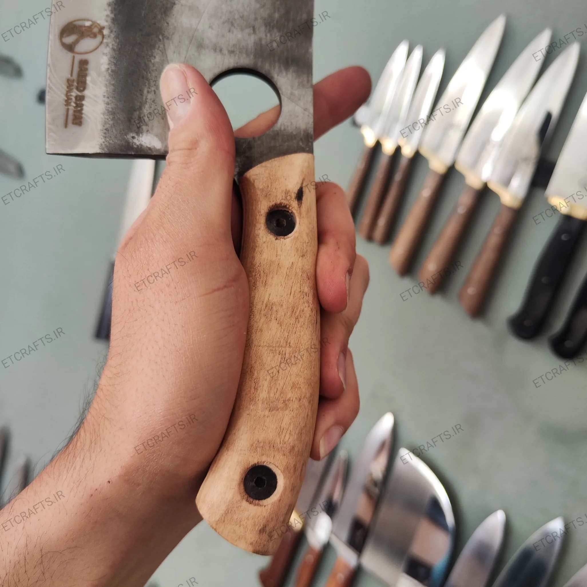 ساطور فولاد سعید بیات طرح صربستانی سوراخدار یکتکه دست ساز زنجان | تیغه فولاد 80CRV2 و دسته چوب جنگلی — تصویر ۷