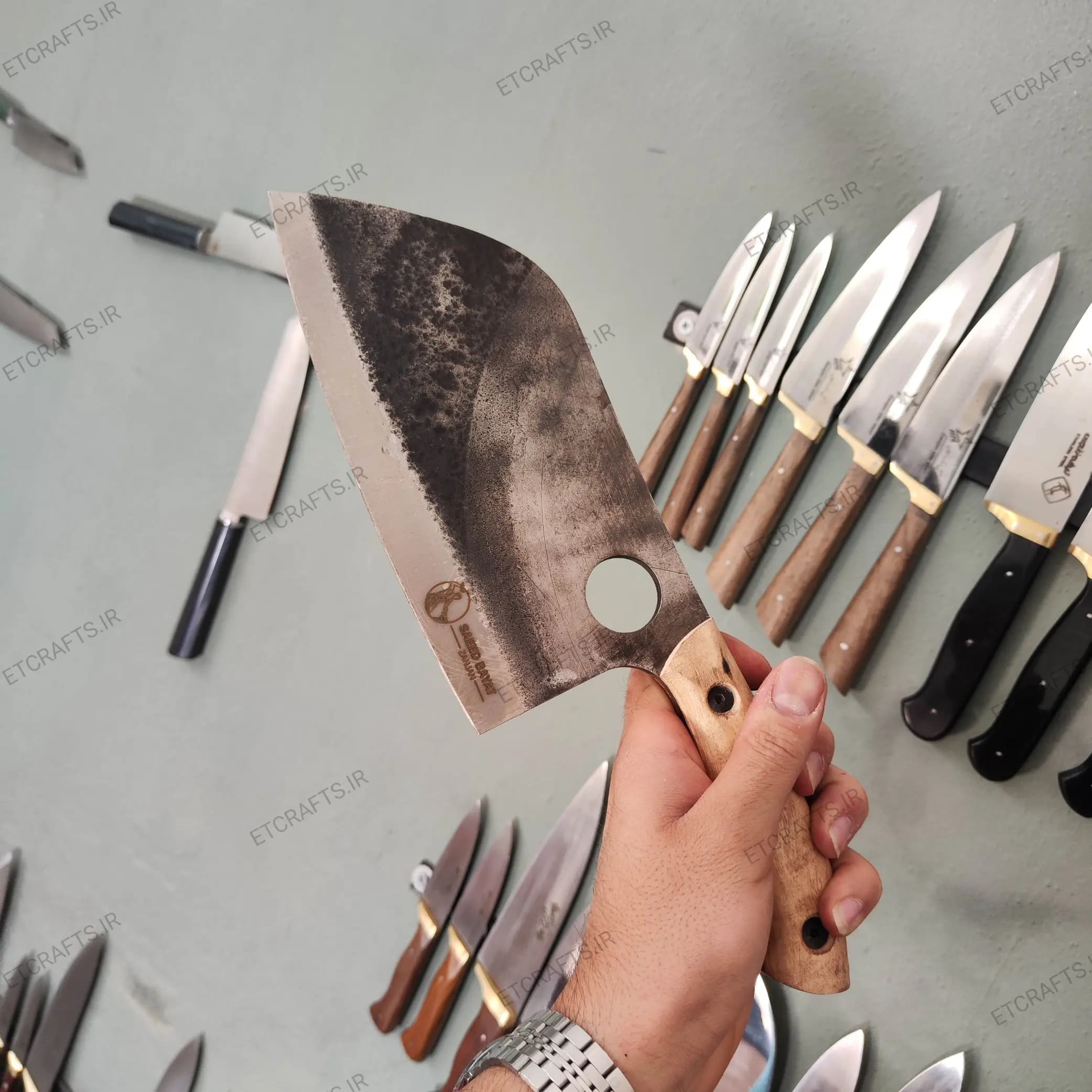 ساطور فولاد سعید بیات طرح صربستانی سوراخدار یکتکه دست ساز زنجان | تیغه فولاد 80CRV2 و دسته چوب جنگلی — تصویر ۴