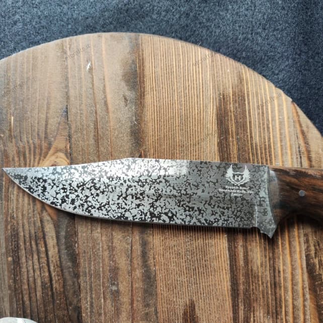 چاقو بوشکرفت حسین نوری مدل سفارشی دو پین موزاییکی دست ساز زنجان (تیغه فولاد 80CRV2 در دو مدل ساده و اسیدشور) — تصویر ۸