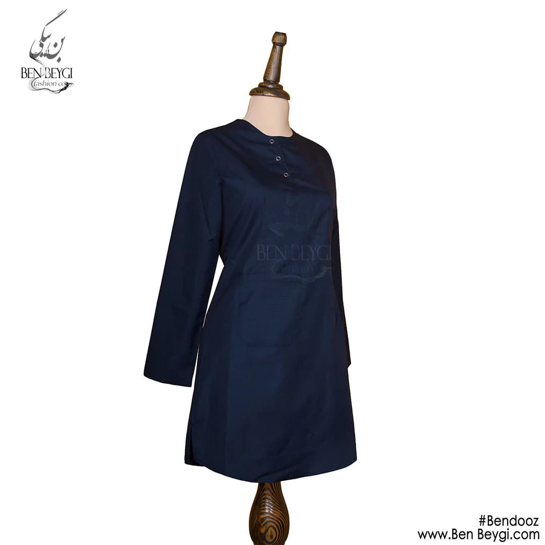 مانتو کار زنانه پارچه کجراه رنگ سرمه ای یقه گرد قد 95 کد 25496 — تصویر ۲