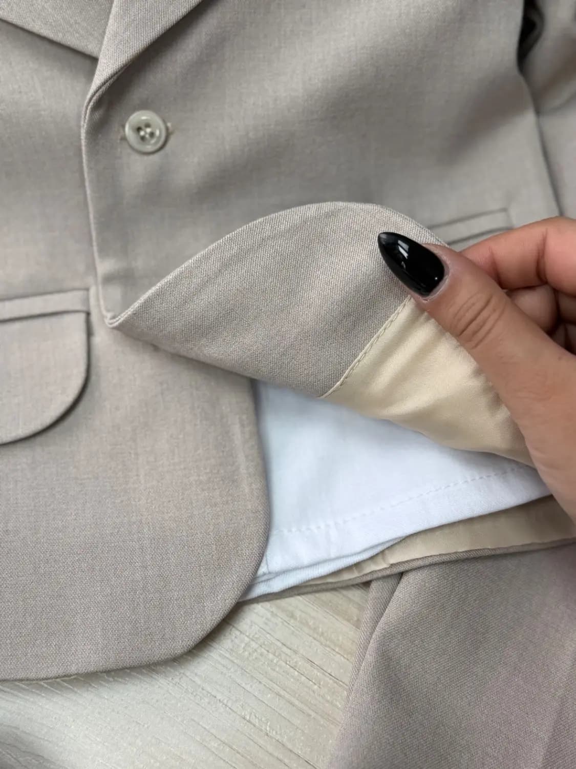 کت شلوار پسرانه کرم فاستونی کد E-4086 — تصویر ۵
