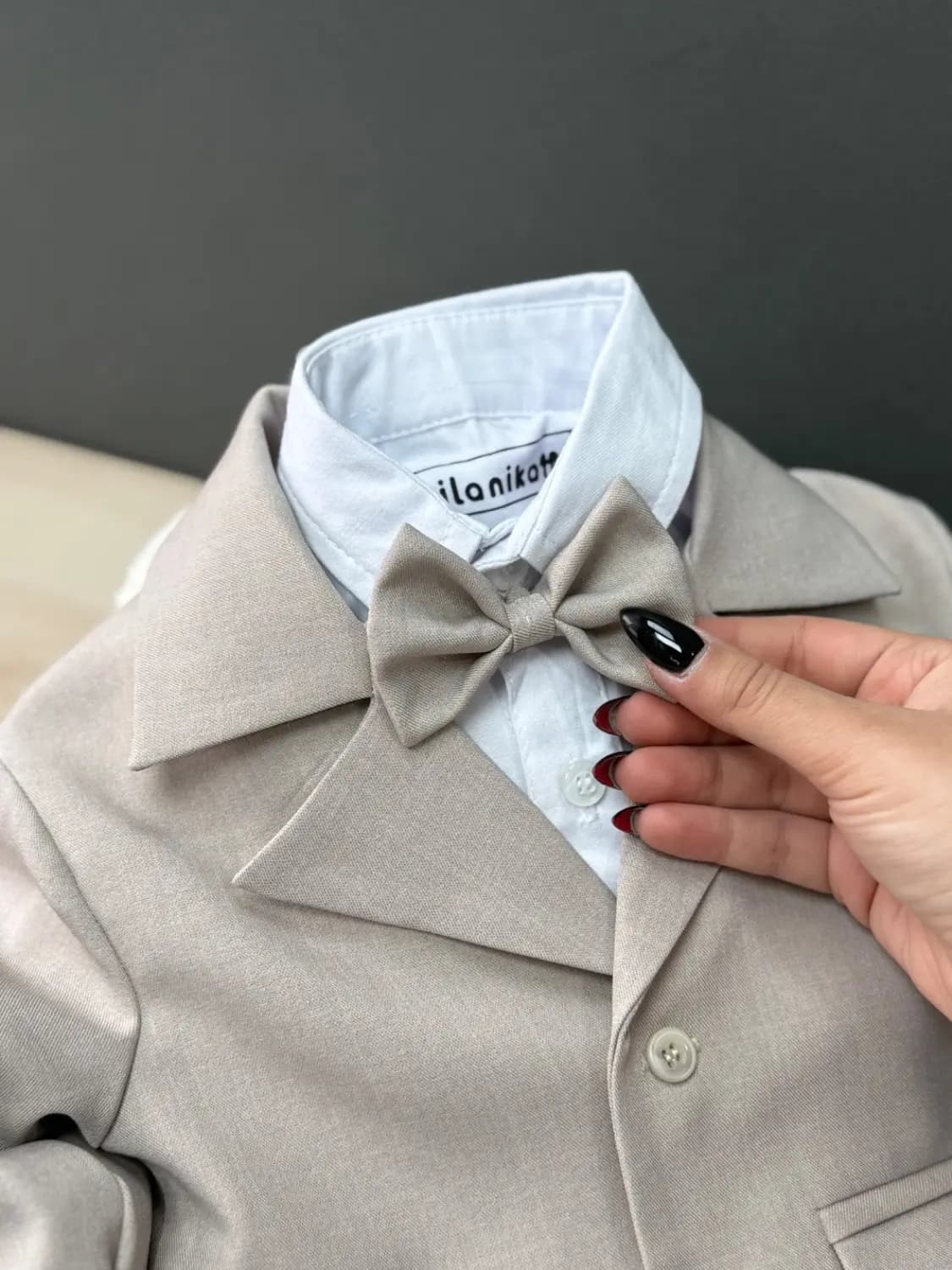 کت شلوار پسرانه کرم فاستونی کد E-4086 — تصویر ۶