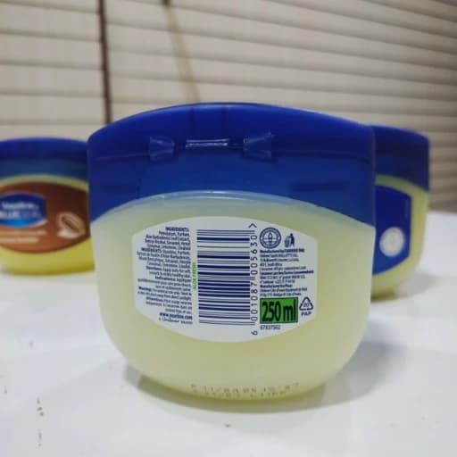 مرطوب کننده ملایم ژلی بلوسیل وازلین آلوئهورا مدل Aloe Fresh حجم 250 میلی لیتر شهریار طب درگهان — تصویر ۴