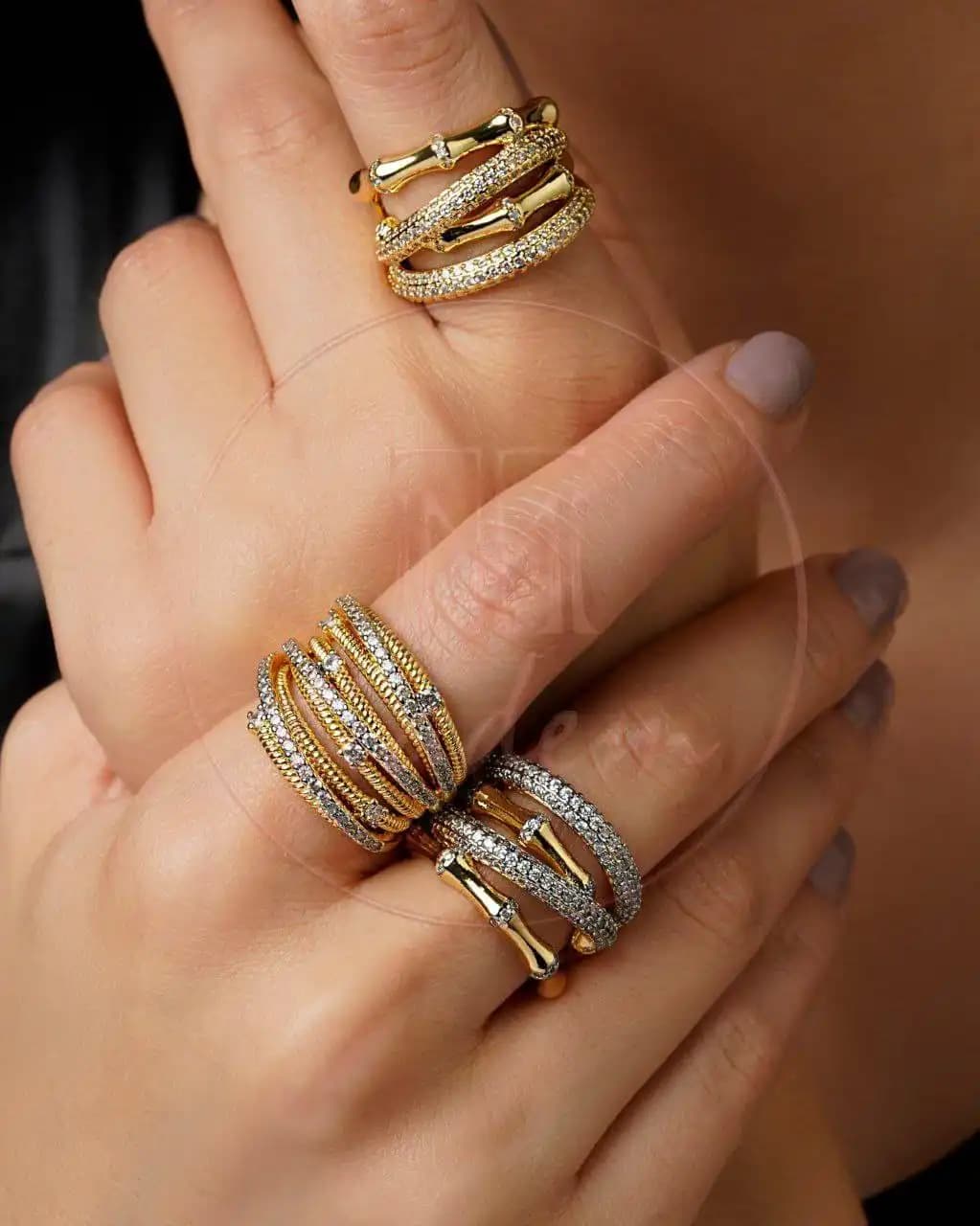 کالکشن انگشترهای طرح طلا – سه مدل لوکس (بامبو چندردیفه، پهن نگینکاری، بامبو پهن نگیندار)