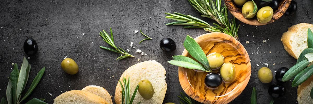 خوراکی مدیترانهای با نان، زیتون و روغن زیتون