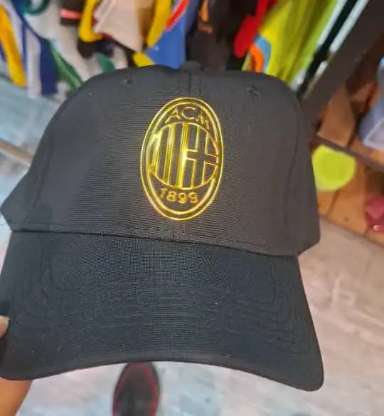 کلاه کپ فوتبالی آث میلان مشکی با سایز قابل تنظیم — تصویر ۳