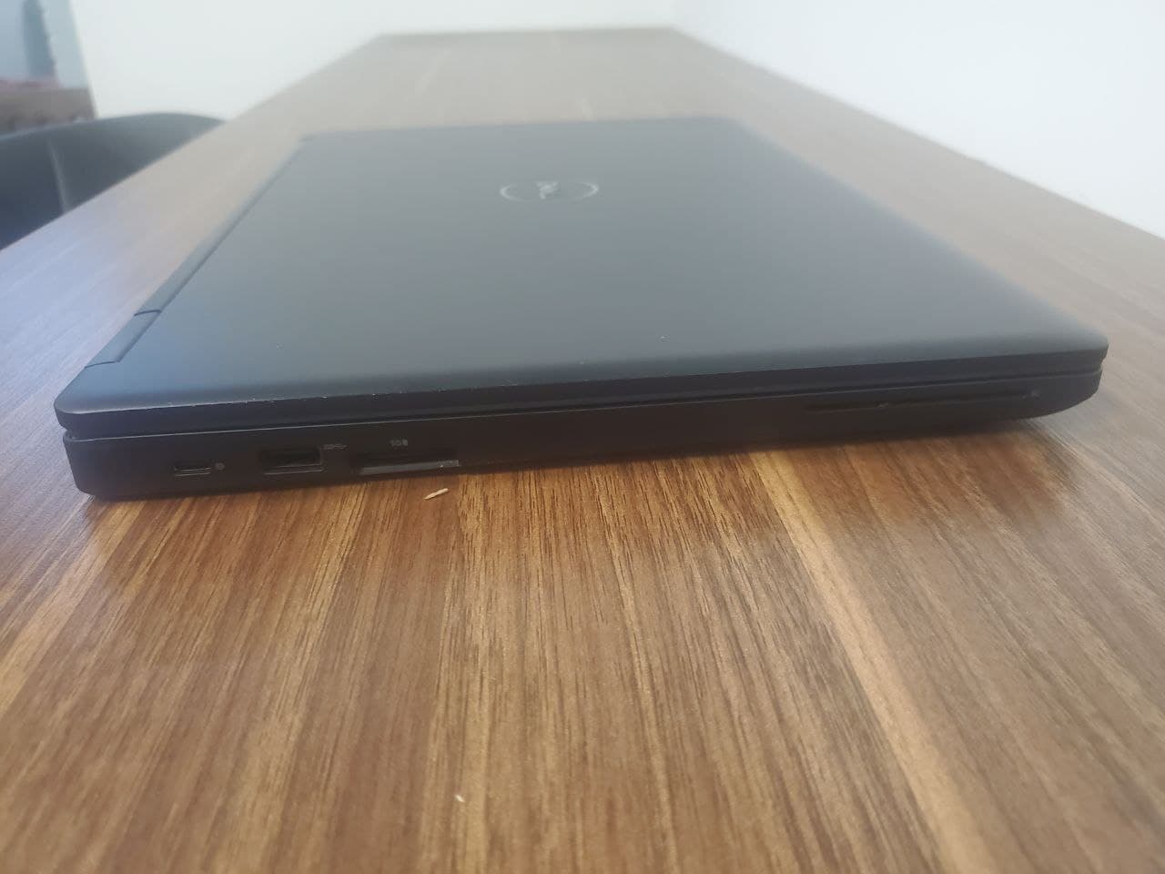 لپ تاپ Dell مدل Latitude 5590 سایز 15.6 اینچ پردازنده اینتل core i7 نسل هشت (مشابه نو ) — تصویر ۶
