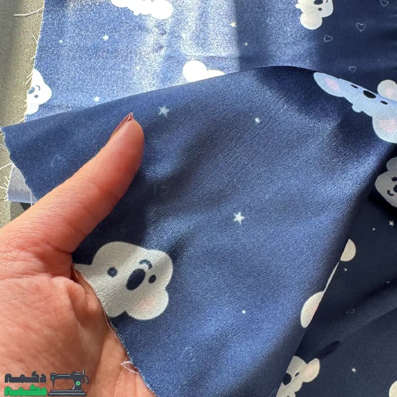 پارچه ساتن ال ایکس طرحدار فانتزی زمینه آبی — تصویر ۳