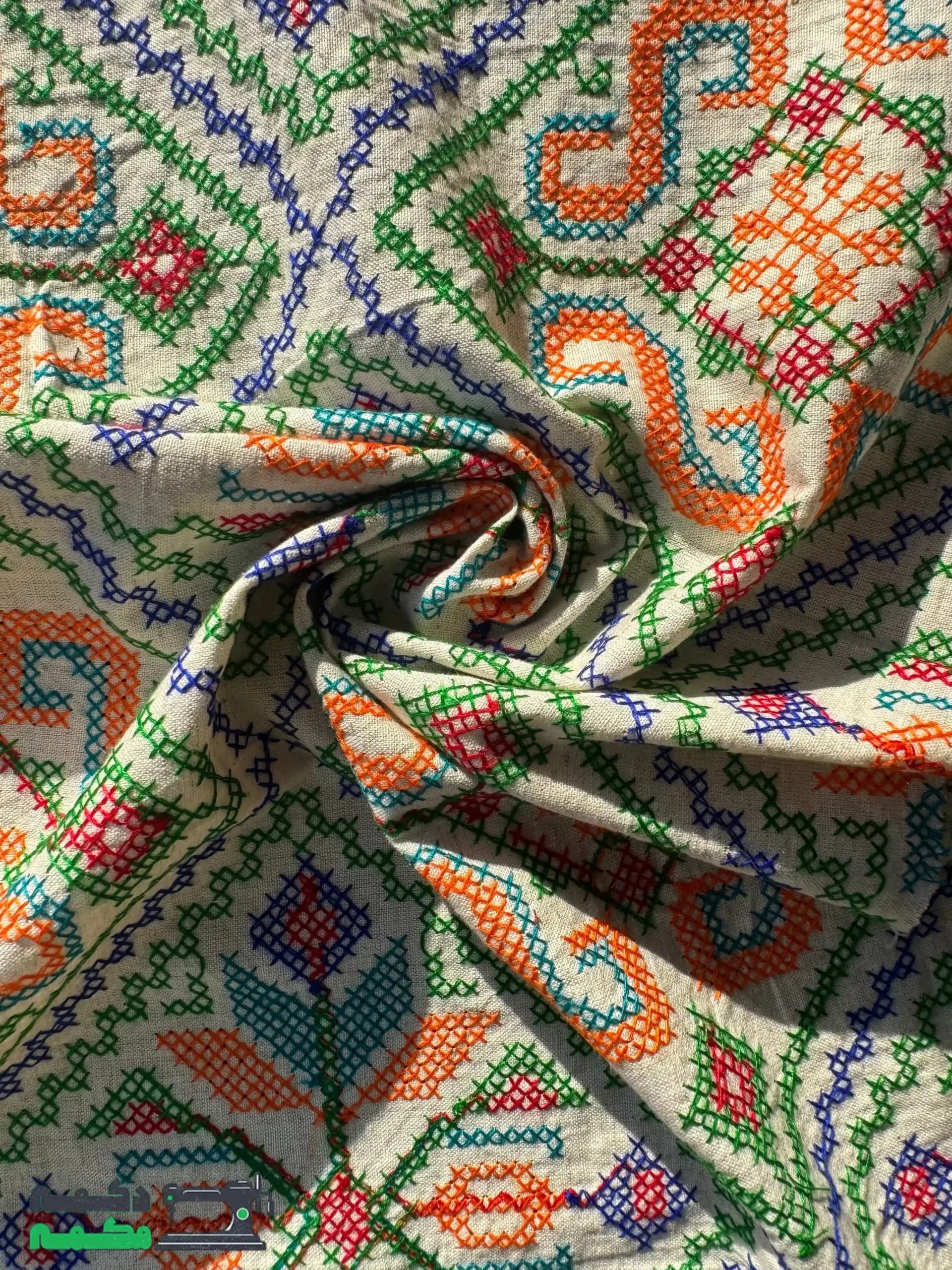 پارچه لینن شماره دوزی کرم با نقوش نارنجی و سبز — تصویر ۳