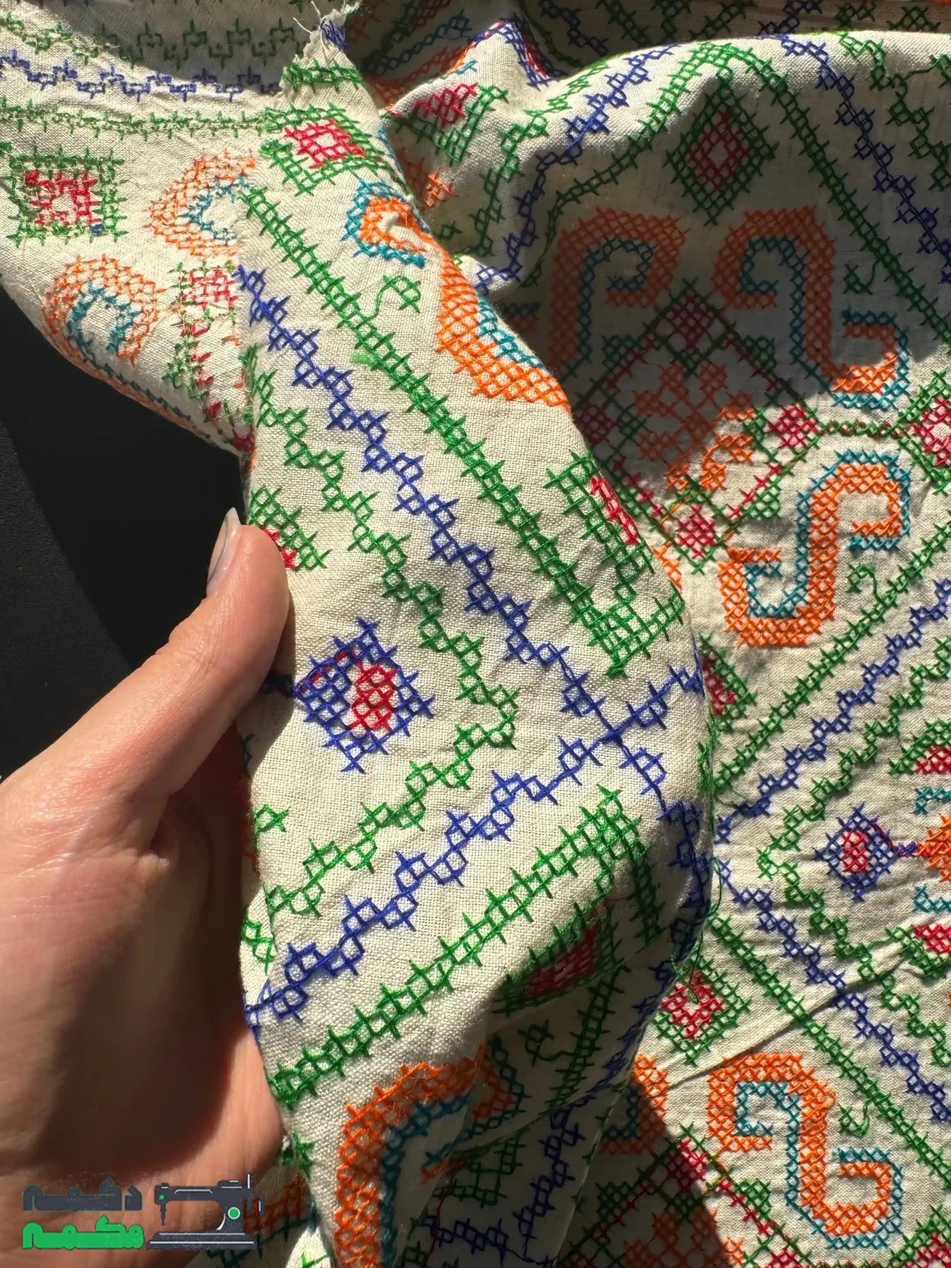 پارچه لینن شماره دوزی کرم با نقوش نارنجی و سبز — تصویر ۲