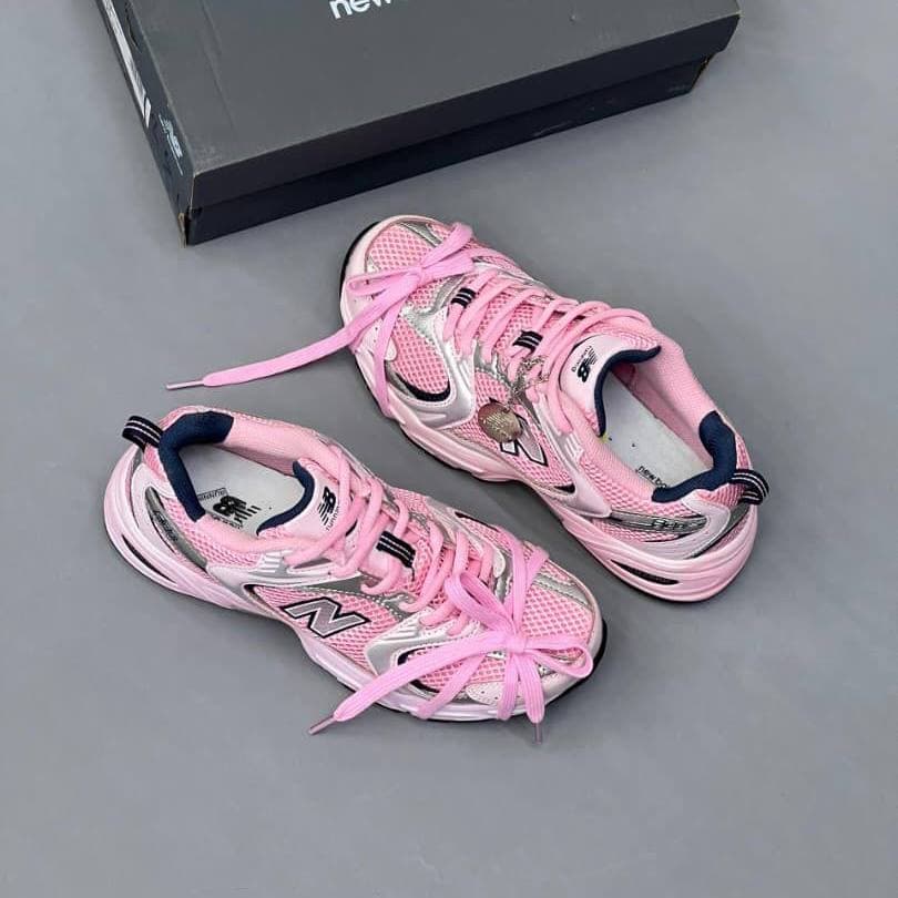 کفش نیو بالانس ۵۳۰ کاستوم صورتی نقرهای باربی اسپایس New Balance 530 Custom Pink Silver Barbie Spice — تصویر ۲