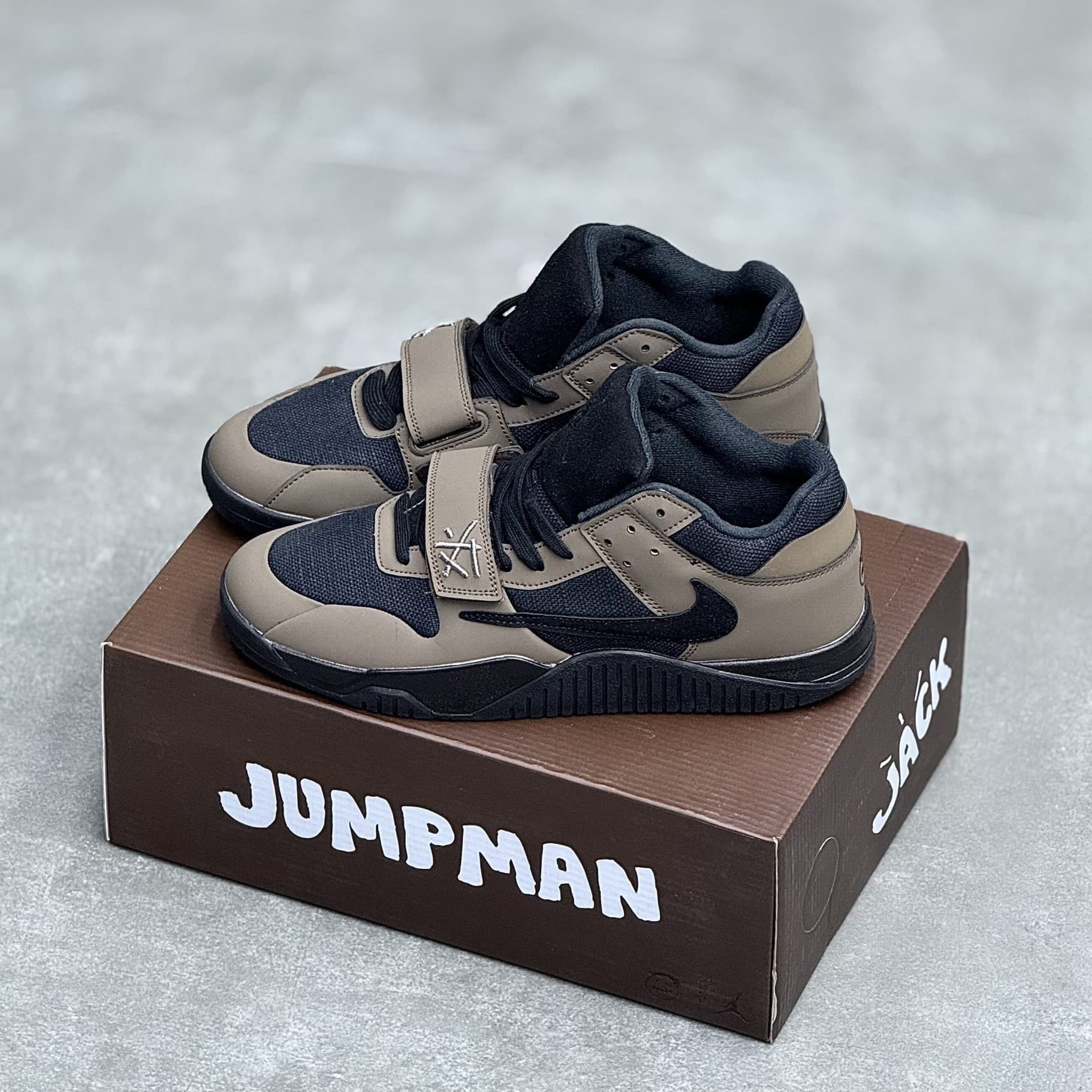 کفش نایک تراویس اسکات جامپمن دارک موکا مشکی قهوهای Nike Travis Scott Jumpman Dark Mocha Black Brown — تصویر ۲
