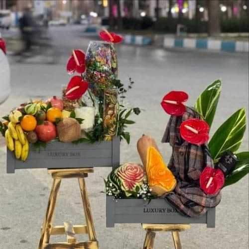 سبد گل شب یلدا برای دختر با گلهای نرگس و آجیل شب یلدا 5005