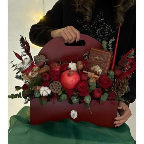 سبد گل شب یلدا با گلهای رز و میوههای انار و خرما برای شوهر 4999 — تصویر ۲