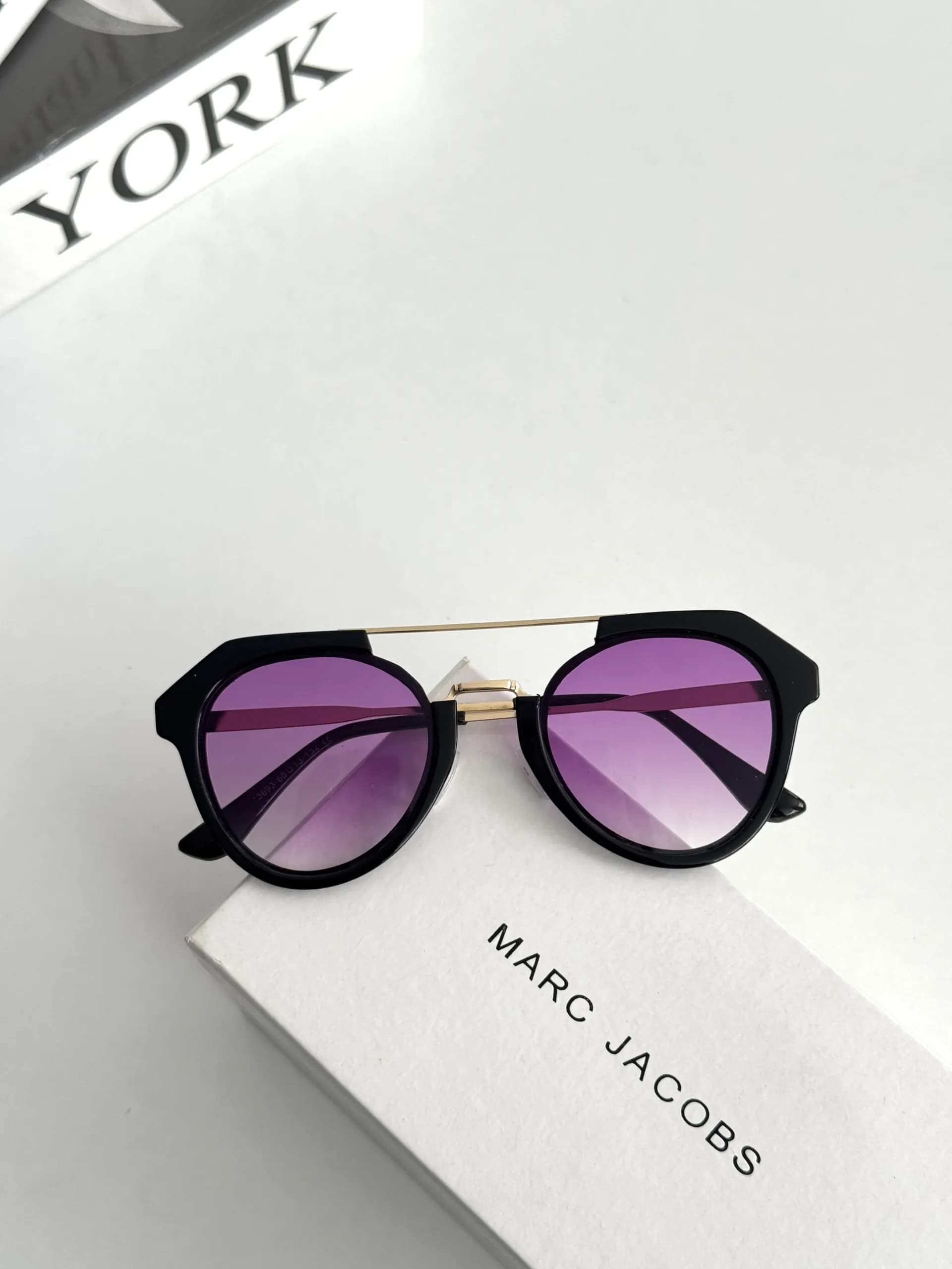 عینک آفتابی زنانه برند Gucci فریم فلزی طلایی یووی 400 — تصویر ۱۰