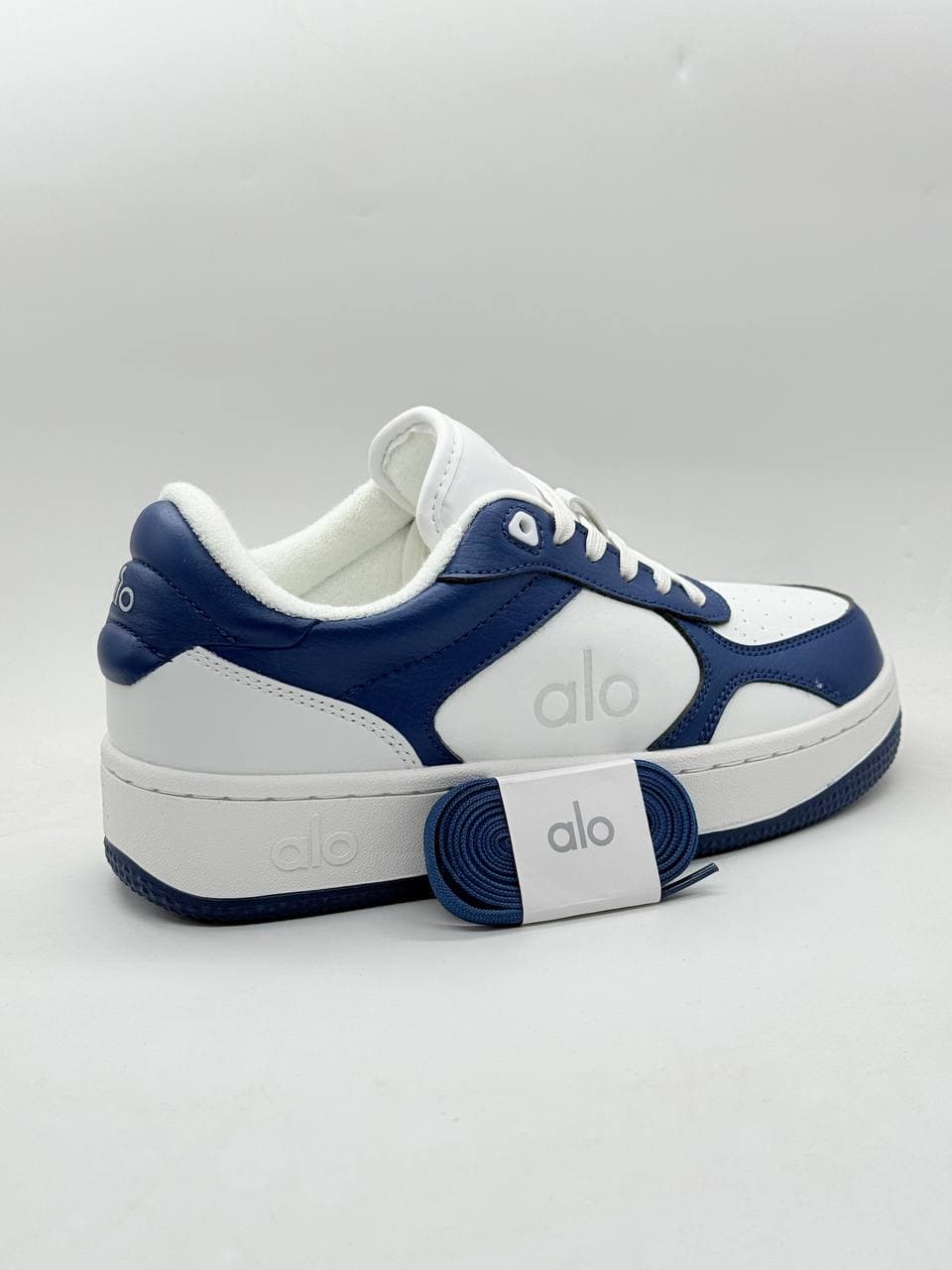 کفش برند alo رنگ سفید سرمه ای Alo brand shoes, white navy