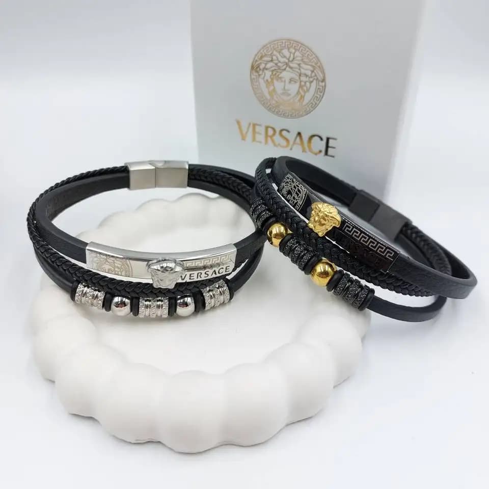 دستبند مردانه و پسرانه چرم پلاک استیل طرح ورساچ VERSACE سه لاین رنگ ثابت کد amp — تصویر ۲