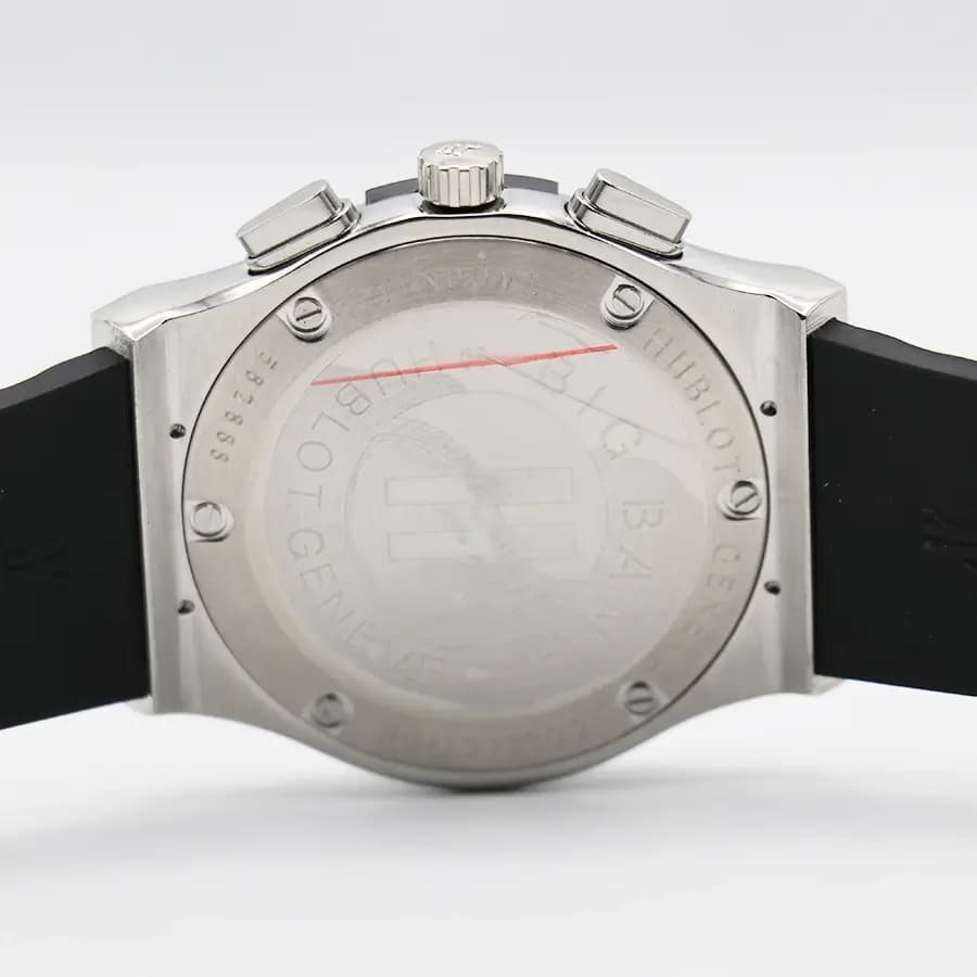 ساعت Hublot کرنوگراف سفید، بند رابر و سیلیکونی، قاب نقرهای مات، صفحه گرد آنالوگ، نمایش تاریخ و 24 ساعته و قفل پروانهای مدل 582888 — تصویر ۵